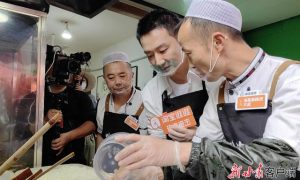黃軒在天水做麻辣燙，直播推廣當地美食縮略圖
