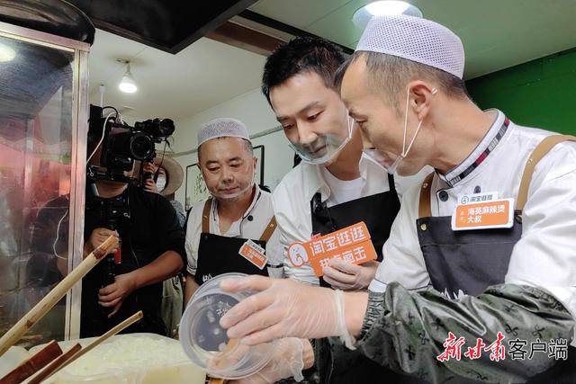 黃軒在天水做麻辣燙，直播推廣當地美食插圖