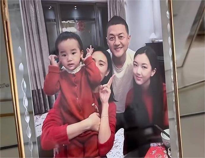 李亞鵬妻子稱與李嫣像好姐妹,分享一家四口合照插圖 李亞鵬妻子稱與李嫣像好姐妹,分享一家四口合照插圖