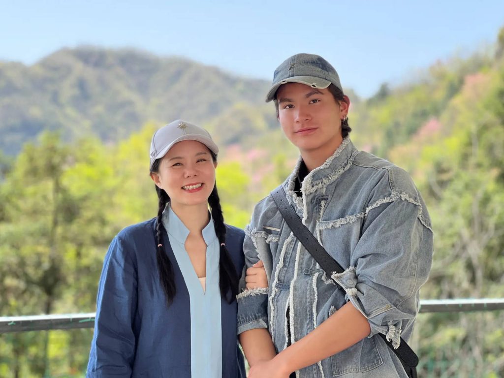 龔琳娜曬與兒子合影，感嘆如今兒大了我小了插圖