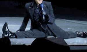 張學(xué)友演唱會(huì)表演一字馬縮略圖 張學(xué)友演唱會(huì)表演一字馬縮略圖