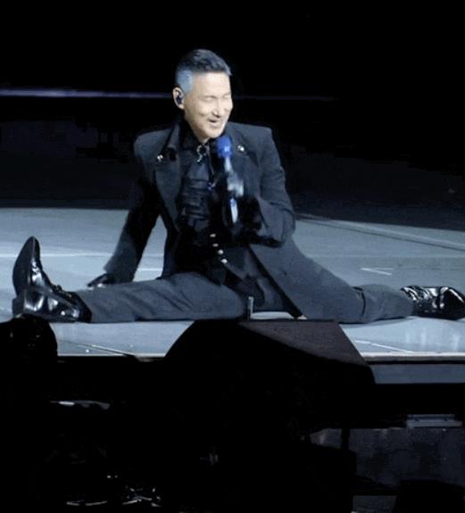 張學(xué)友演唱會(huì)表演一字馬插圖 張學(xué)友演唱會(huì)表演一字馬插圖