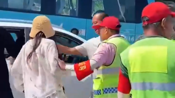 逆行打人的路虎女是某單位副主任？插圖1