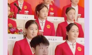 嘉賓拿菜單找孫穎莎簽名縮略圖