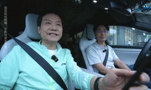 雷軍回應(yīng)在車間睡覺(jué)：確實(shí)是擺拍縮略圖