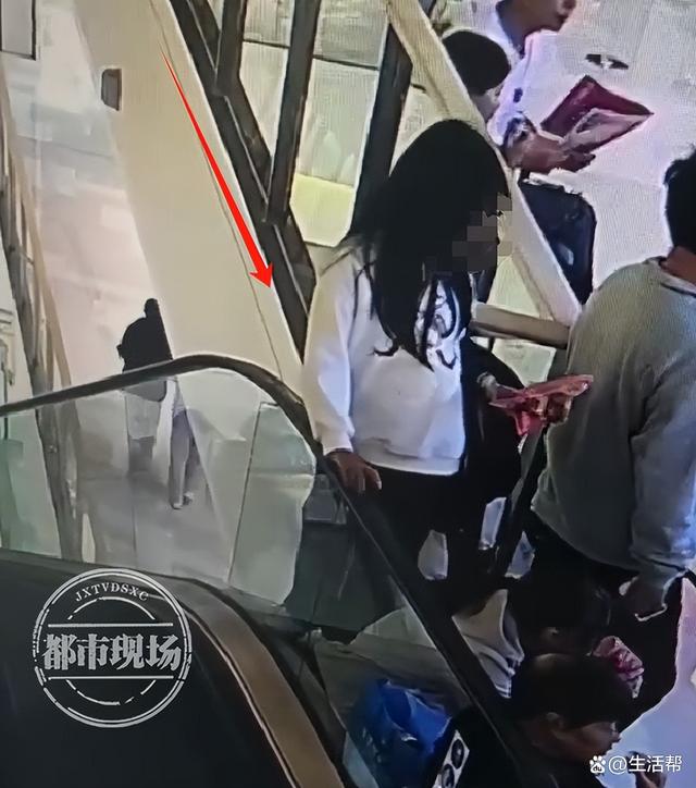 曝濟寧萬象匯一女孩從四樓墜落插圖