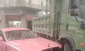 被撞勞斯萊斯車(chē)主不讓貨車(chē)司機(jī)賠償縮略圖 被撞勞斯萊斯車(chē)主不讓貨車(chē)司機(jī)賠償縮略圖