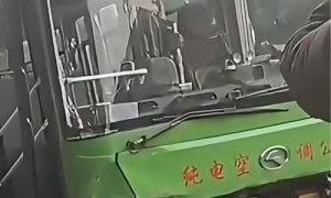 四川內(nèi)江一公交車(chē)失控致1死4傷縮略圖 四川內(nèi)江一公交車(chē)失控致1死4傷縮略圖
