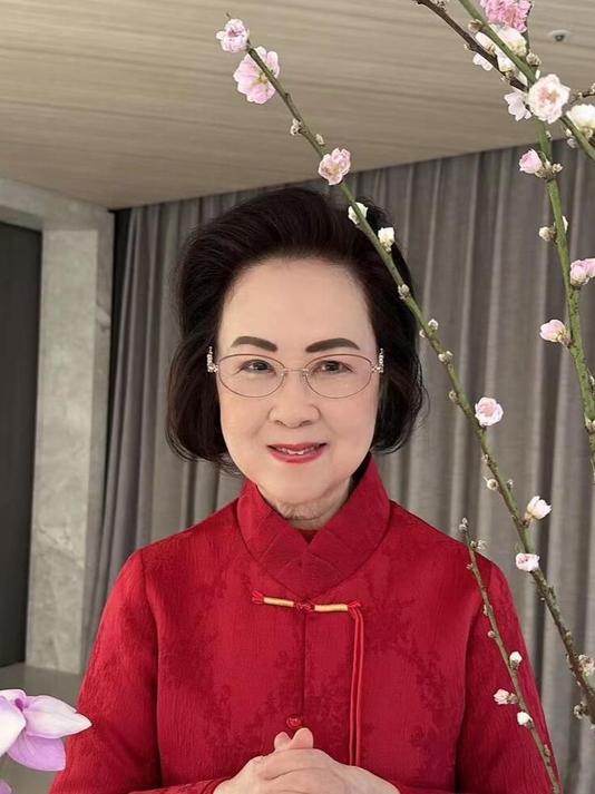 趙薇悼念瓊瑤：青山依舊在插圖
