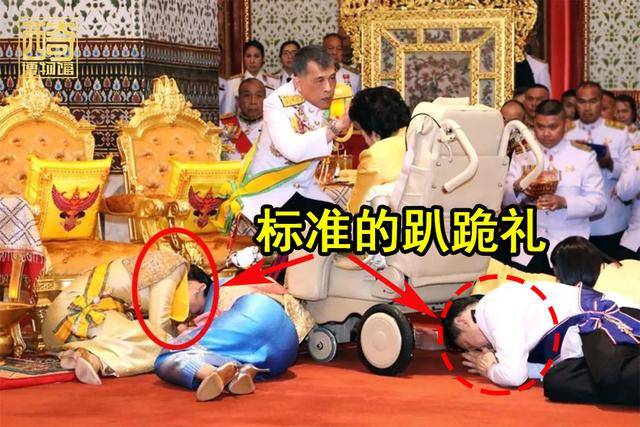 泰國官員跪地給王后加油插圖