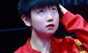 孫穎莎在小學生面前沒打到乒乓球縮略圖