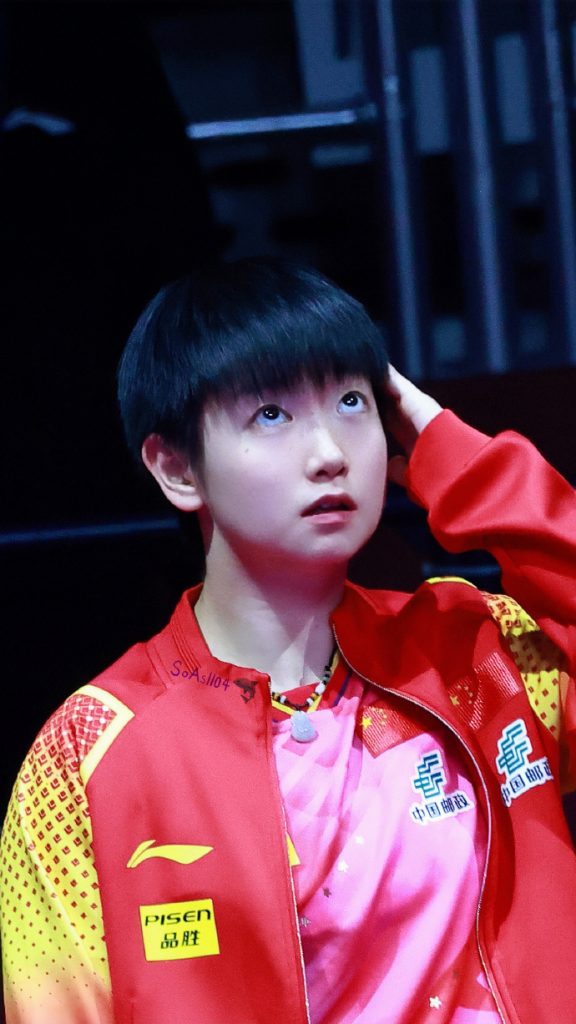 孫穎莎在小學生面前沒打到乒乓球插圖